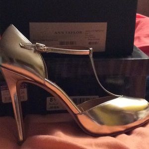 Ann Taylor gold shoes size 9